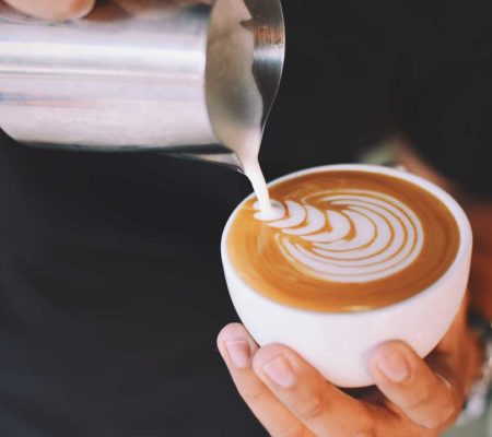 Come scegliere la lattiera perfetta per il cappuccino e la Latte Art, secondo Simone Celli